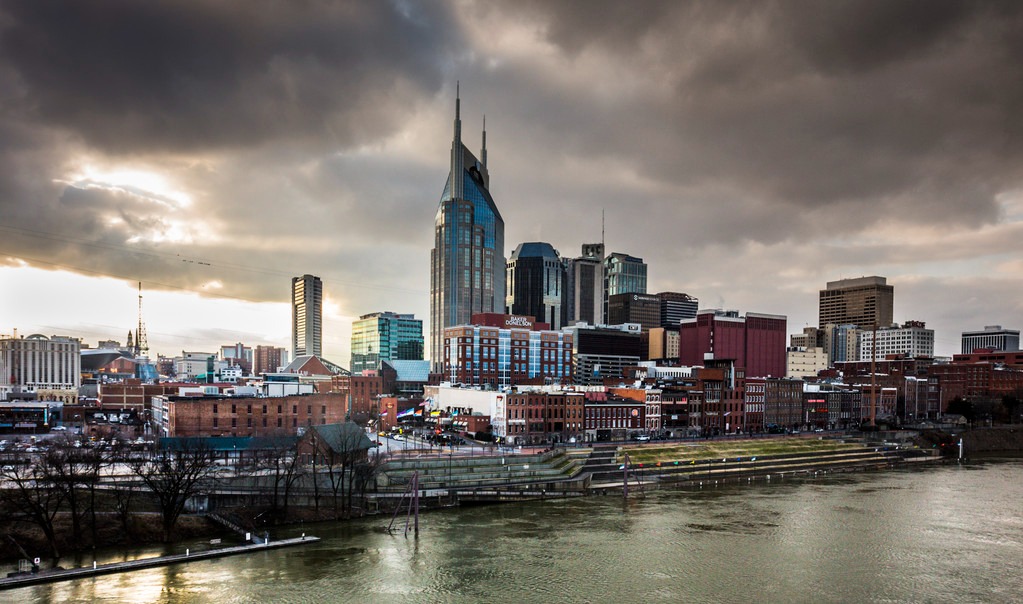 How many 5G base stations are there in Nashville, TN so far? How much is the 5G mobile phone share per capita?